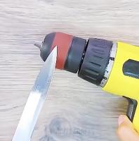Skärpning en kniv med hjälp av skruvmejsel.