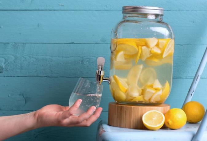 Vad är fördelen med citron vatten?