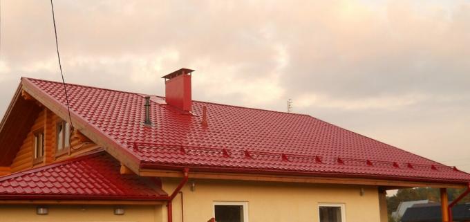 Ett tak med takläggning - metall i det ifyllda formuläret. Bild med Yandeks.Kartinki service.
